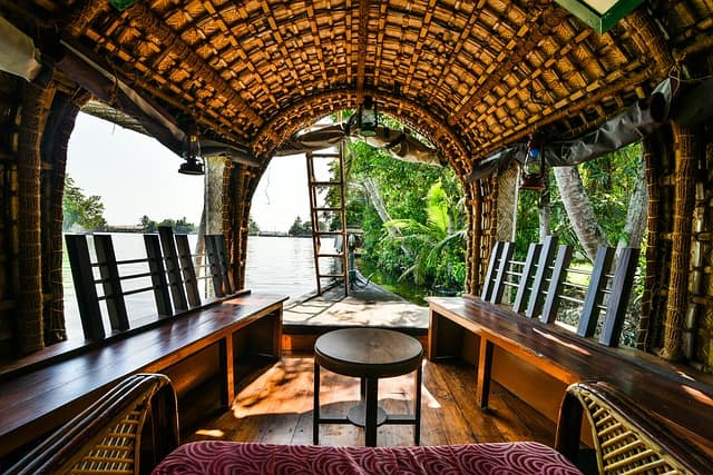 Shikara Boat Ride In Munnar