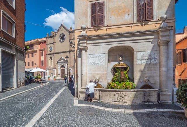 Experience La Dolce Vita In The Streets Of Centro Storico